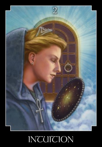 Tarot korta Intuition su profiline figūra, sidabriniu ankh pakabuku, žvaigždėtu apvaliu veidrodžiu-portalu ir skaičiumi 2