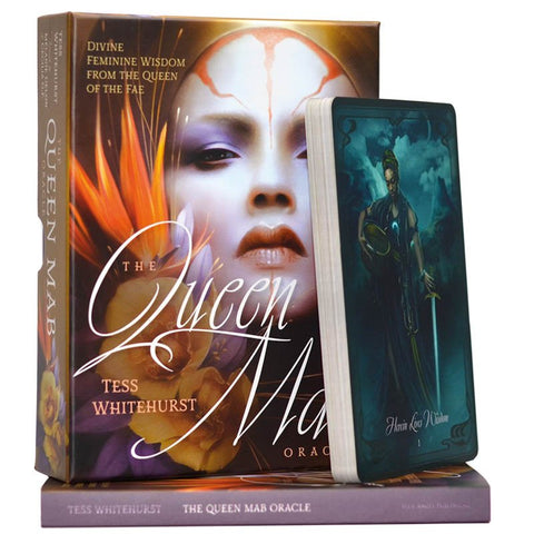 Oracle kortų rinkinys The Queen Mab (Tess Whitehurst) – dėklas su moters iliustracija ir viena atversta korta