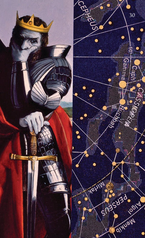 tarot korta karalius kardų su auksine karūna ir šarvais kairėje, dešinėje mėlynas žvaigždžių žemėlapis