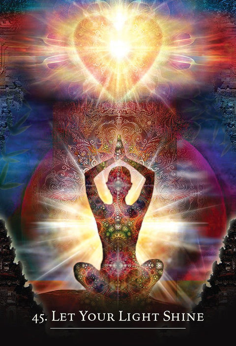 Orakulų korta Let Your Light Shine, spalvinga meditacinė figūra sėdi lotoso pozicijoje su spindinčia širdies šviesa viršuje