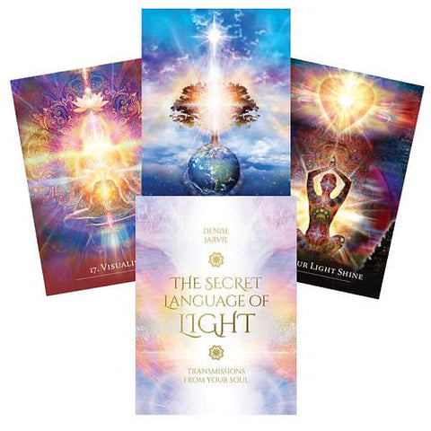 kortų rinkinys The Secret Language of Light Denise Jarvie — baltas perlamutrinis viršelis ir trys spalvingos pavyzdinės kortos, parodytos priekiniu planu kaip skirtingi variantai