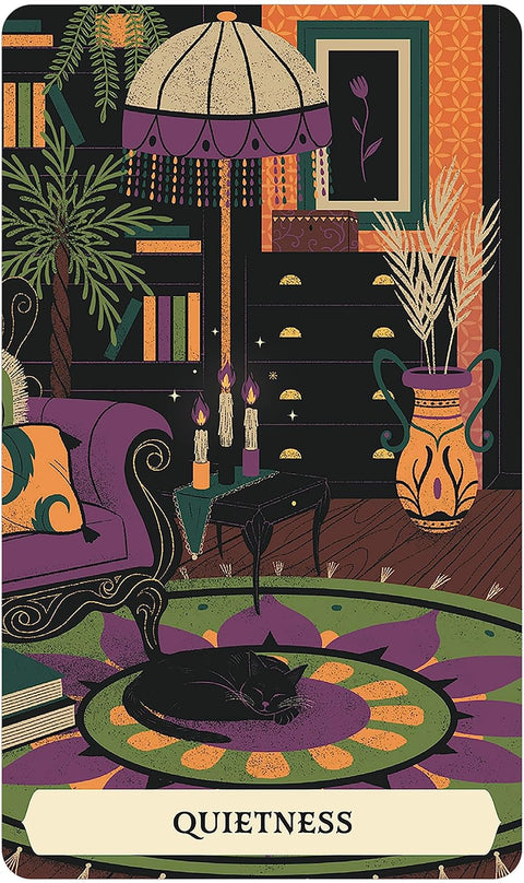 tarot korta Quietness: juoda katė mieganti ant žaliai‑violetinio kilimo, stilizuotas kambario interjeras su lempa ir žvakėmis