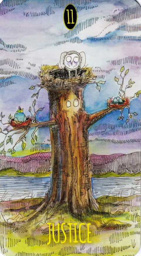 tarot korta Teisingumas — akvarelinis medžio kamieno iliustracija su viršuje sėdinčia pelėda, dviem lizdais ir numeriu 11