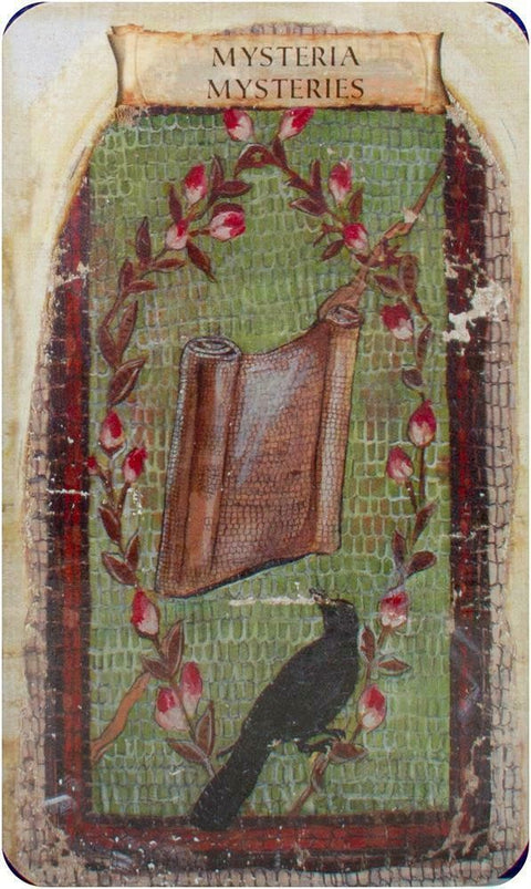 Tarot korta Mysteries, senovinio stiliaus žalio fono korta su atversta knyga, vainiku rožinių žiedų ir juoda varnė