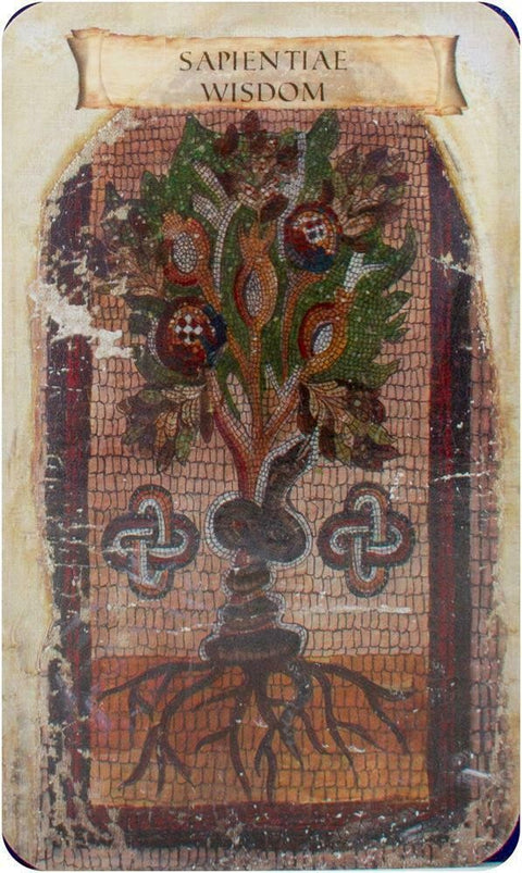 mozaikos reprodukcija vertikali, „Sapientiae/Wisdom“ antikinio stiliaus medžio motyvas su matomais nudilimo žymėmis ir įtrūkimais