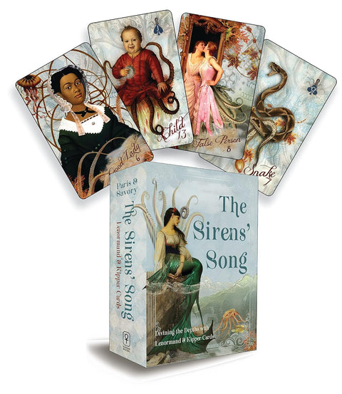 Lenormand ir Kipper kortų rinkinys The Sirens' Song — dėžutė iš priekio‑kampo su sirena ant viršelio ir penkiomis pavyzdinėmis kortomis vėduokle.