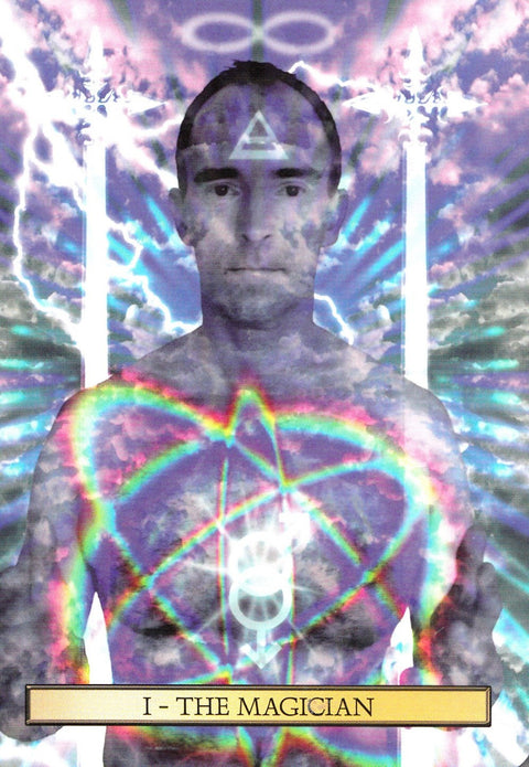 tarot korta Magas — stambus priekis su vyro siluetu ir ryškiais vaivorykštės energetiniais simboliais, unikalus rinkinio variantas