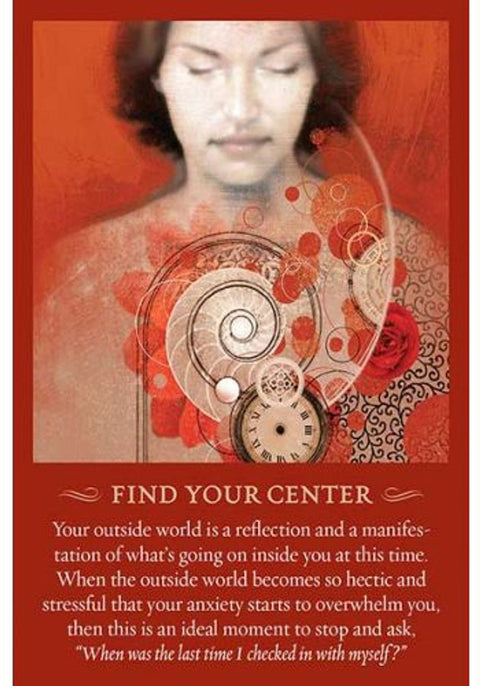 Orakulinė korta raudoname fone su medituojančios figūros ir laikrodžio motyvais, tekstu Find Your Center