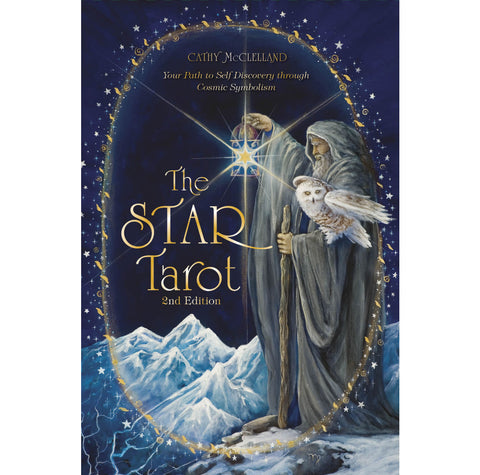 Tarot kortos The Star (2. leidimas) – tamsiai mėlynas viršelis su švytinčia žvaigžde, skrajojančia pelėda, uždangą nešiojančiu magu ir snieguotais kalnais