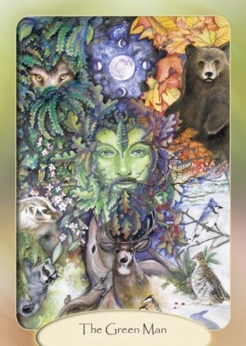 Tarot korta Žaliasis žmogus — žalio veido figūra apsupta meškos, elnio, lapės, mėnulio ir rudeniškų lapų, pabrėžianti gamtos atsinaujinimą