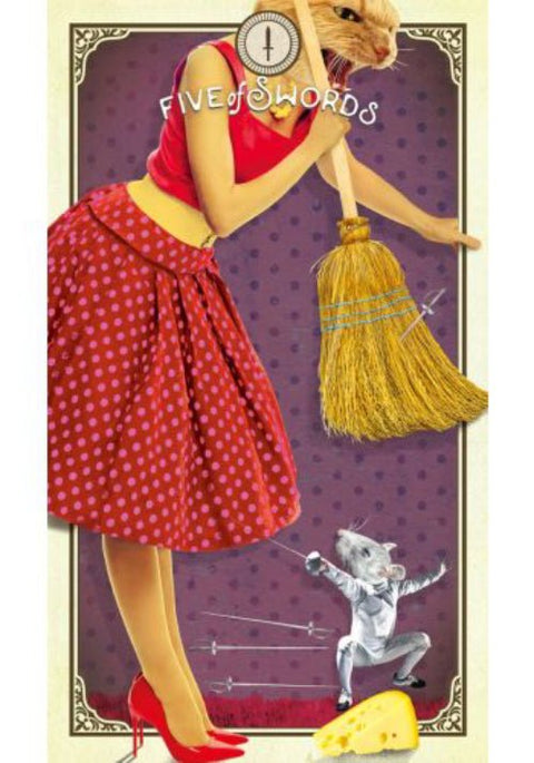 Tarot korta Penki kardai, priekinė iliustracija su raudona polka taškuota suknelė, šluota ir pelė, laikanti kardus
