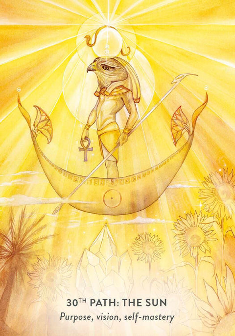 tarot korta The Sun – geltona iliustracija su sakalinio dievo figūra stovinčia valtyje ir saulėgrąžomis, ryškesnis energijos variantas
