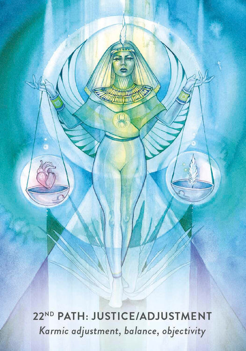 Tarot korta Justice/Adjustment, mėlyno–žalsva paletė, stovinti moteris su svarstyklėmis ir simboliniu mėnuliu