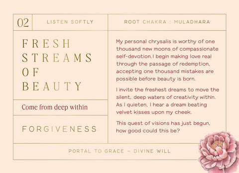Meditacijos kortelė su afirmacija Fresh Streams of Beauty, root čakra ir atleidimo tekstu, rausva gėlė apatiniame dešiniajame kampe