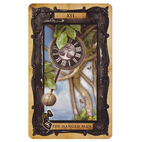 Tarot korta The Hanged Man, vertikali priekinė pusė su atvirkštu laikrodžio veidu, medžių šakomis ir žalumynų detalėmis