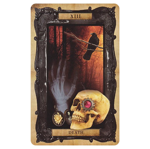 Mirties tarot korta su tamsiu ornamentuotu rėmu, kaukole su raudonu akcentu, varna ant šakos ir rentgeno rankos siluetu