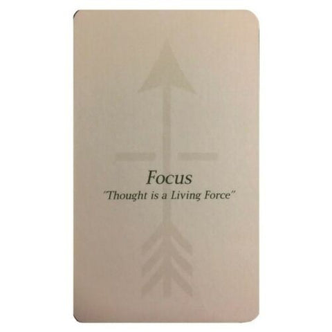 Oracle korta "Focus" šviesi kortelė su vertikalia rodykle ir angliška citata "Thought is a Living Force", minimalistinis priekis
