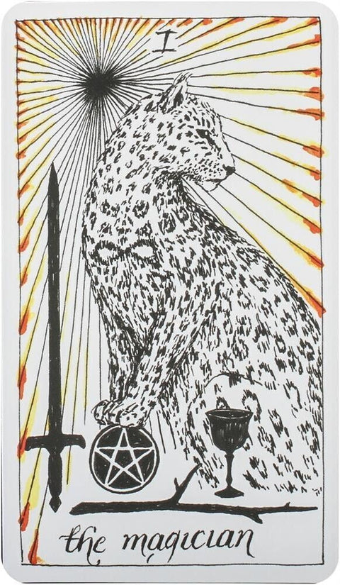 Tarot korta Magician su leopardu: juodai baltas piešinys su kardu, pentakliu, taure ir geltonais spinduliais