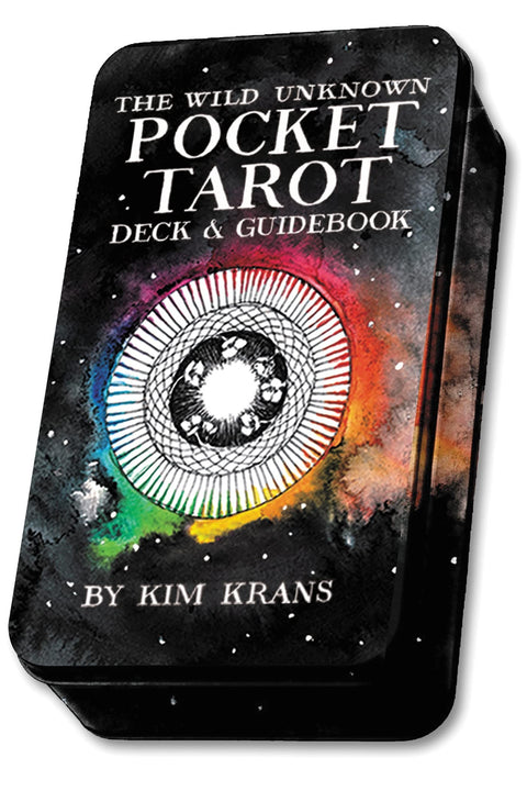 Kišeninis tarot rinkinys Kim Krans metalinėje dėžutėje su spalvotu kosminiu piešiniu, uždarytas ir pavaizduotas iš šono