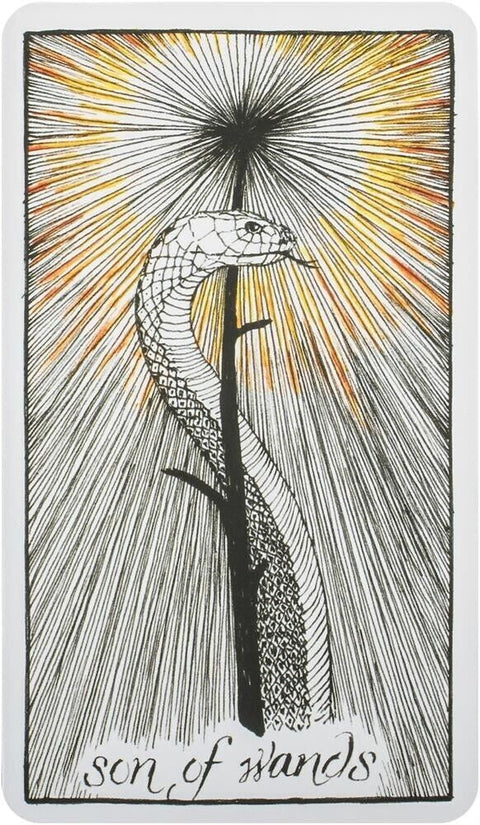 tarot korta Son of Wands — juodai baltas stačiakampis variantas su gyvate apsivijusia lazda ir auksiniais spinduliais