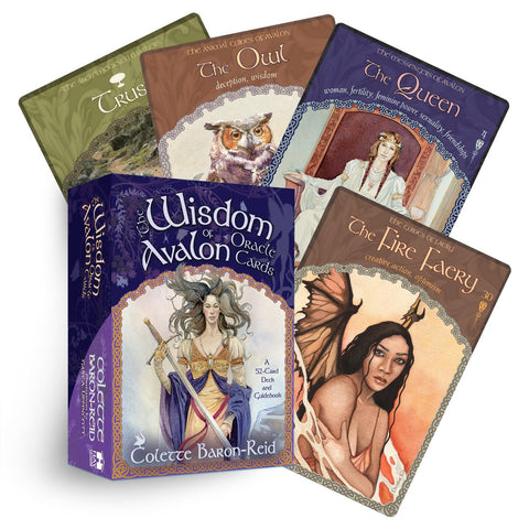 Orakulo kortos Wisdom of Avalon, 52 kortų rinkinys autorės Colette Baron‑Reid violetinėje dėžutėje, pademonstruotos Karalienė, Pelėda ir Ugninė fėja kortos