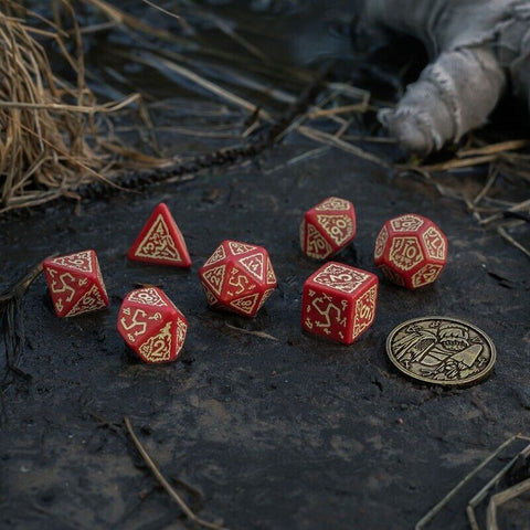 RPG kauliukų rinkinys raudoni su auksiniais raižiniais, 7 dalių komplektas prie monetos mastelio