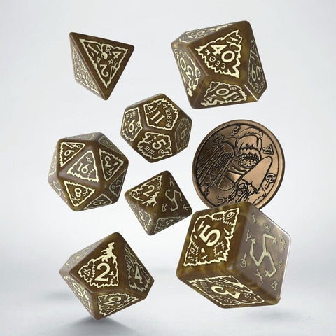 RPG kauliukai bronziniai, 7 dalių rinkinys su auksinėmis graviruotėmis, pakelti virš monetos rodant mastelį ir detales