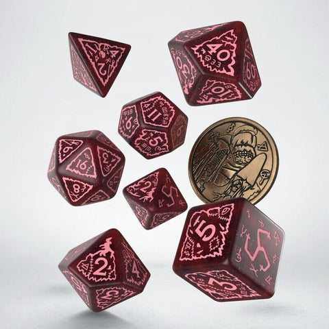 RPG kauliukai bordo su ryškiai rožinėmis graviruotėmis, 7 dalių rinkinys su metalo ženkleliu, laisvai skriejantys prieš šviesų foną, aiškūs skaitmenys ir simboliai