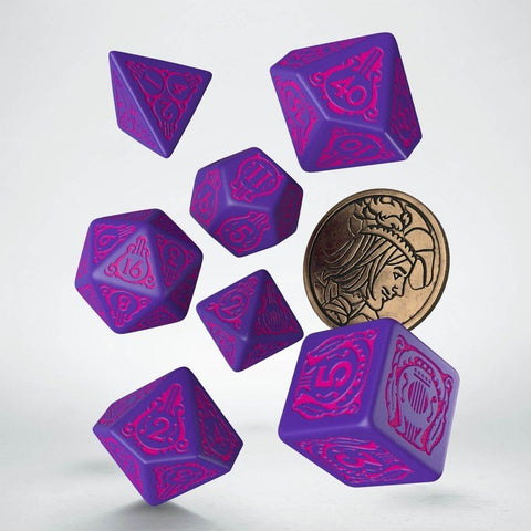 RPG kauliukai violetiniai su rožiniais graviravimais, 7 dalių rinkinys, plūduriuojantys šalia monetos dydžio indikatoriaus