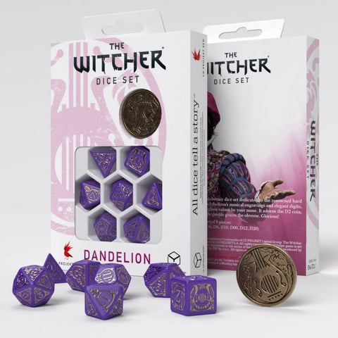 Kauliukų rinkinys The Witcher Dandelion — violetiniai daugiasienių kauliukų su auksinėmis graviruotėmis, komplekte teminė metalinė moneta ir pakuotė iš priekio bei šono