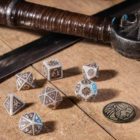 RPG kauliukai baltos marmuro spalvos su juodais raižiniais ir mėlynais akcentais, pilnas 7 dalių rinkinys ant stalo