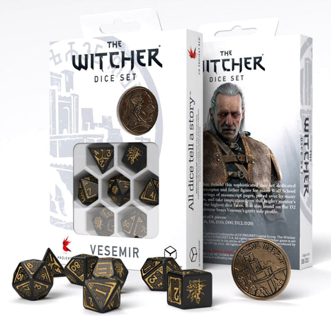 Kauliukai Witcher Vesemir juodi su aukso skaičiais ir metaline moneta, parodyti išpakuoti ir pakuotėje