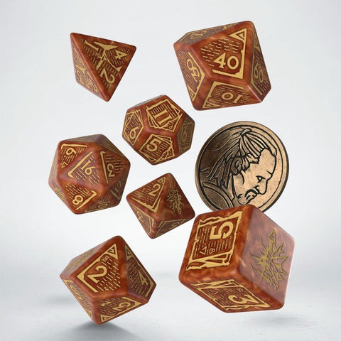RPG kauliukai rudi marmuriniai su auksinėmis graviruotėmis, 7 dalių komplektas (d4–d20) parodyti iš skirtingų kampų, monetos mastelis nurodo dydį