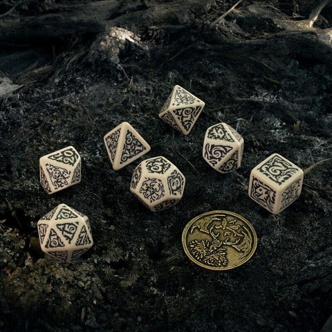 RPG kauliukai – 7 dalių kremiškai balti su juodais ornamentais ant tamsios žemės, į komplektą įeina metalinė moneta