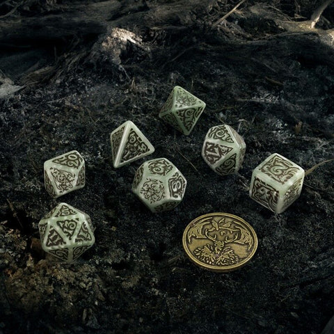 RPG kauliukų rinkinys šviesiai žalsvi su antikiniais tamsiais ornamentais, pateiktas kartu su auksine žaidimo moneta