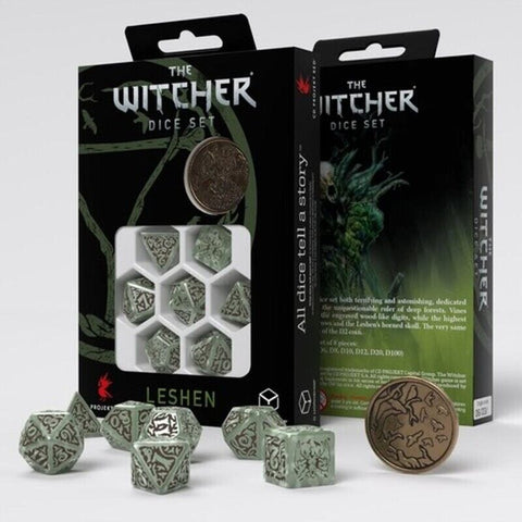 Kauliukų rinkinys The Witcher Leshen žalsvi polihedraliniai kauliukai komplekte su juoda dėžute ir temine moneta, išdėstyti priekyje