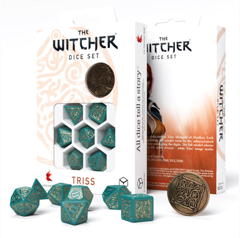 Kauliukų rinkinys The Witcher Triss žalsvai turkio spalvos su aukso įliejimais, priekiniu paketu ir metaline amuleto moneta matomi iš priekio