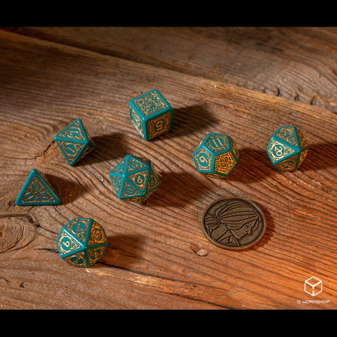 RPG kauliukai žalsvai turkio spalvos su auksiniais ornamentais, 7 dalių rinkinys ant medinės lentos su mastelio moneta