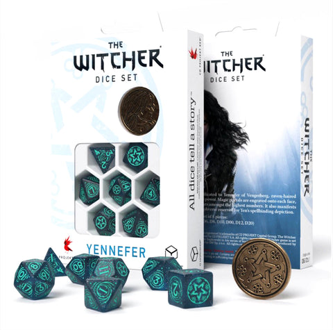 Kauliukai The Witcher Yennefer tamsiai žaliai‑turkiški su ryškiu runų ženklinimu, komplektas su bronzine moneta ir dėklu