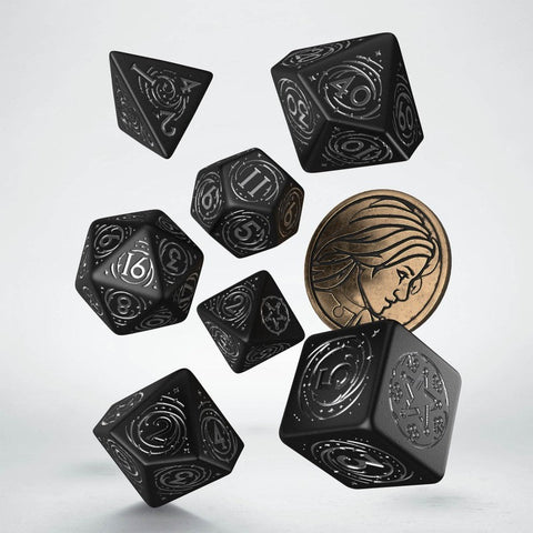 Kauliukai juodi metaliniai 7 dalių RPG rinkinys su sidabro raižytais skaičiais ir auksine moneta, levituojantys prieš baltą foną