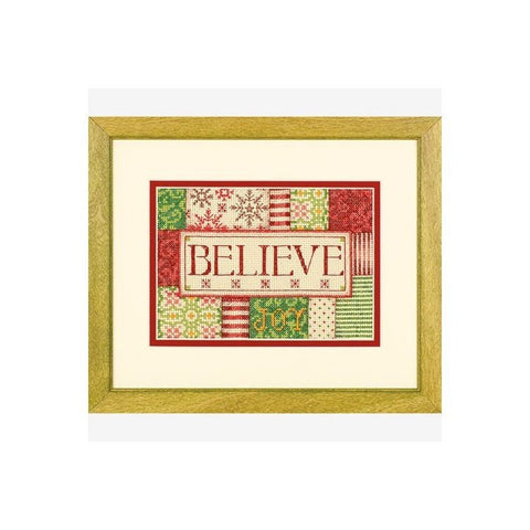 Siuvinėtas paveikslas su kalėdiniu patchwork raštu ir užrašu BELIEVE bei JOY, auksinis rėmas, stačiakampis portretinis formatas