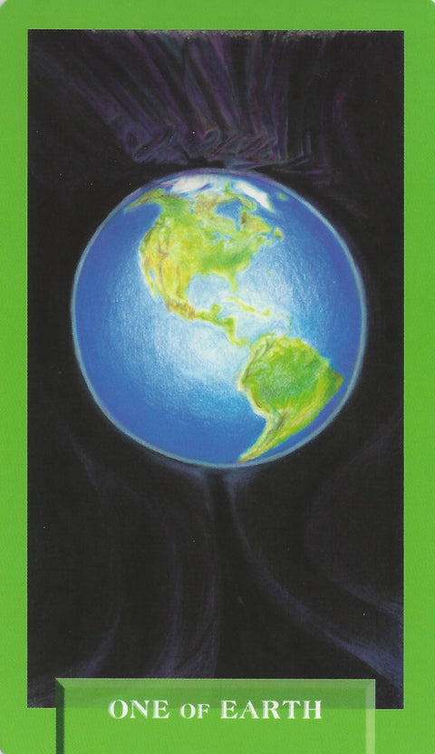 tarot korta One of Earth su žaliu rėmeliu, centrinė Žemė ant juodo fono, simbolizuoja stabilumą ir klestėjimą