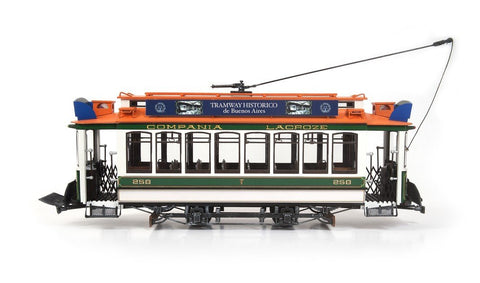 Modelinis tramvajus Buenos Aires, oranžinė–žalia–balta spalvų schema, šoninis profilis su stogo konta ktine styga ir atvirais laipteliais