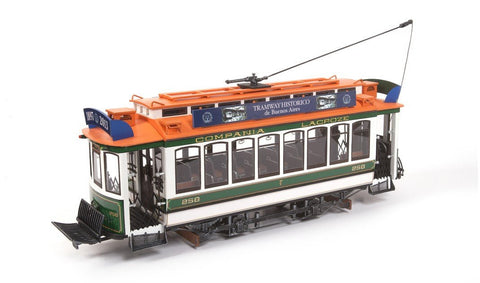 Modelinis tramvajus žalios–baltos spalvos su oranžiniu stogu, šoninis kampinis rodinys, matomos sėdynės ir Buenos Aires retro detalės