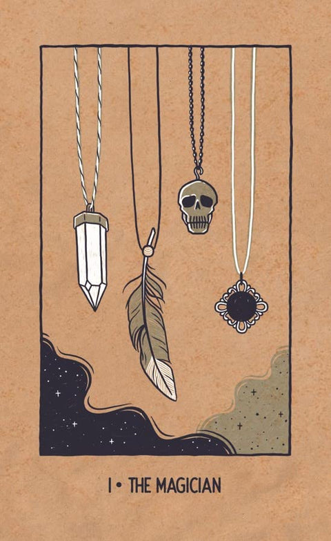 tarot korta The Magician ant rudo kraft popieriaus su kabančiais pakabukais — kristalu, plunksna, kaukole ir ornamentiniu medalionu