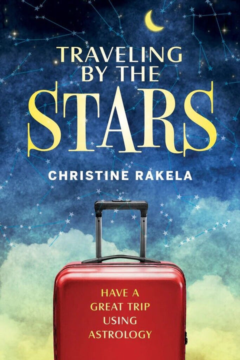 knyga Traveling by the Stars – Christine Rakela, priekinis viršelis su raudonu lagaminu ir žvaigždėtu nakties dangumi