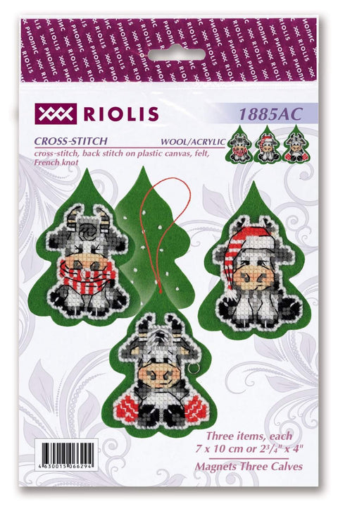 Kryželių rinkinys Riolis, trys veršiukų magnetai ant žalių eglutės formos veltinio, vilna/akrilas, kiekvienas ~7×10 cm, pakuotėje