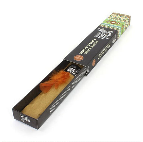 Palo Santo smilkalai Tribal Soul pakuotėje, atidengta juoda dėžutė su oranžine plunksna ir apie 20 cm lazdele