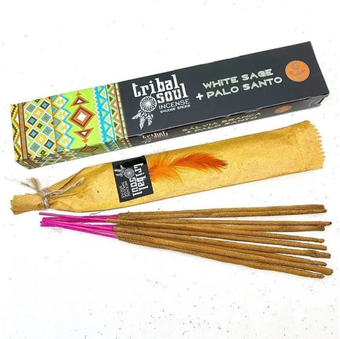 Smilkalai Tribal Soul White Sage + Palo Santo rinkinys su spalvota etnine dėže, odiniu maišeliu ir ryškiomis rožinėmis lazdelėmis