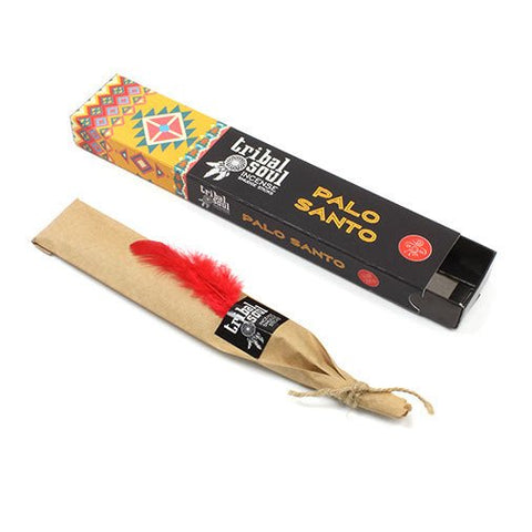 Palo Santo smilkalai Tribal Soul — juoda pakuotė su geltonu etniniu raštu ir popierinis ryšulėlis su raudona plunksna